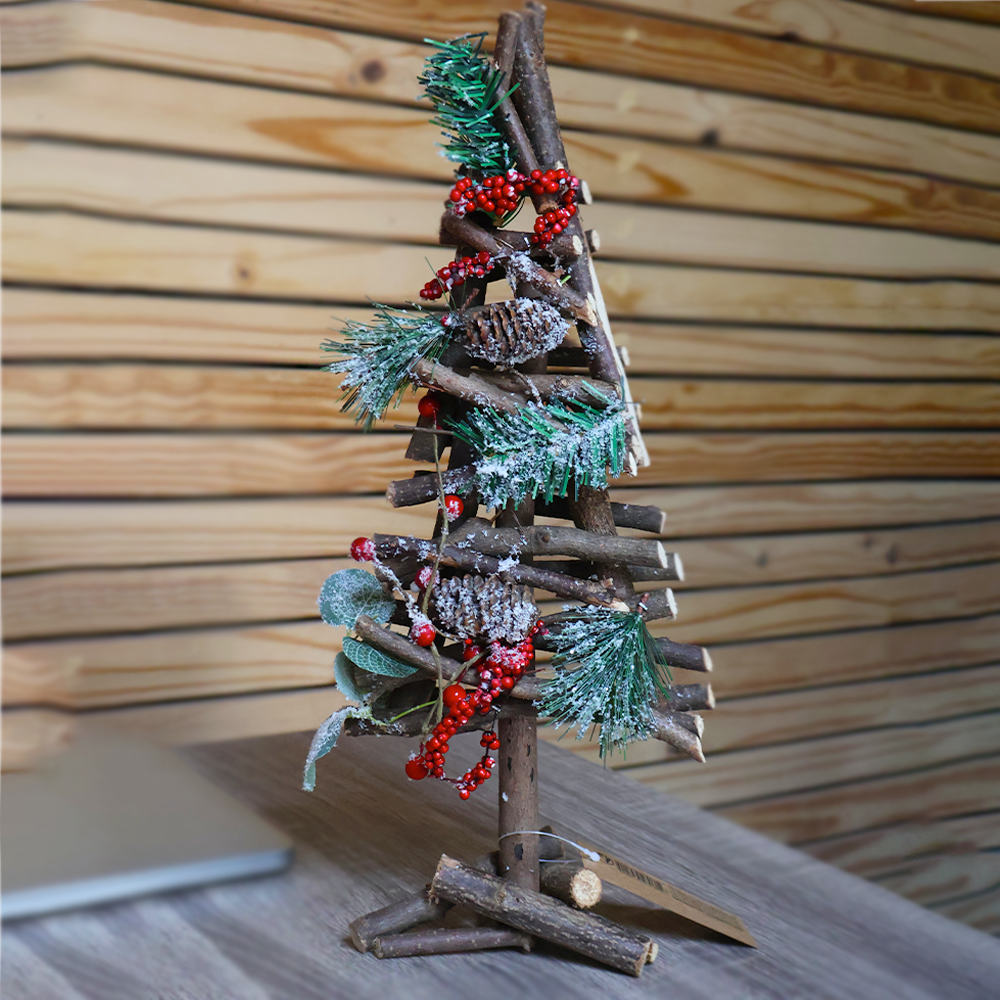 Weihnachtsbaum mit roten Beeren, Holz und Tannenzapfen