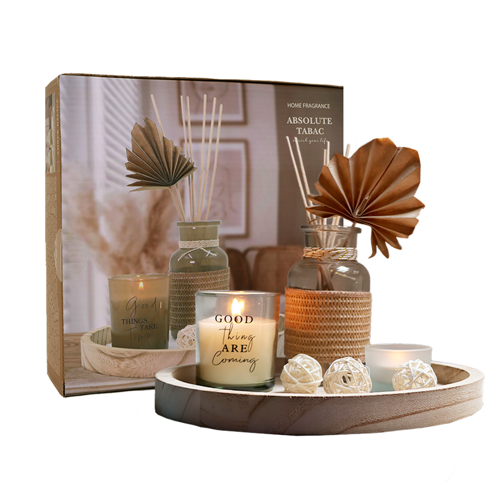 Aroma-Geschenkset mit Glasdiffusor, Rattankugeln und -stäbchen, Duftkerzen und Holztablett