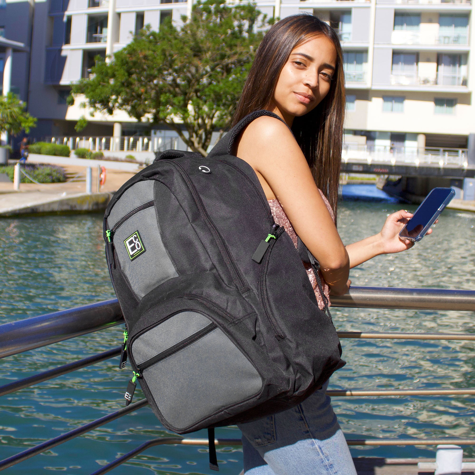 Mochila gris para portátil