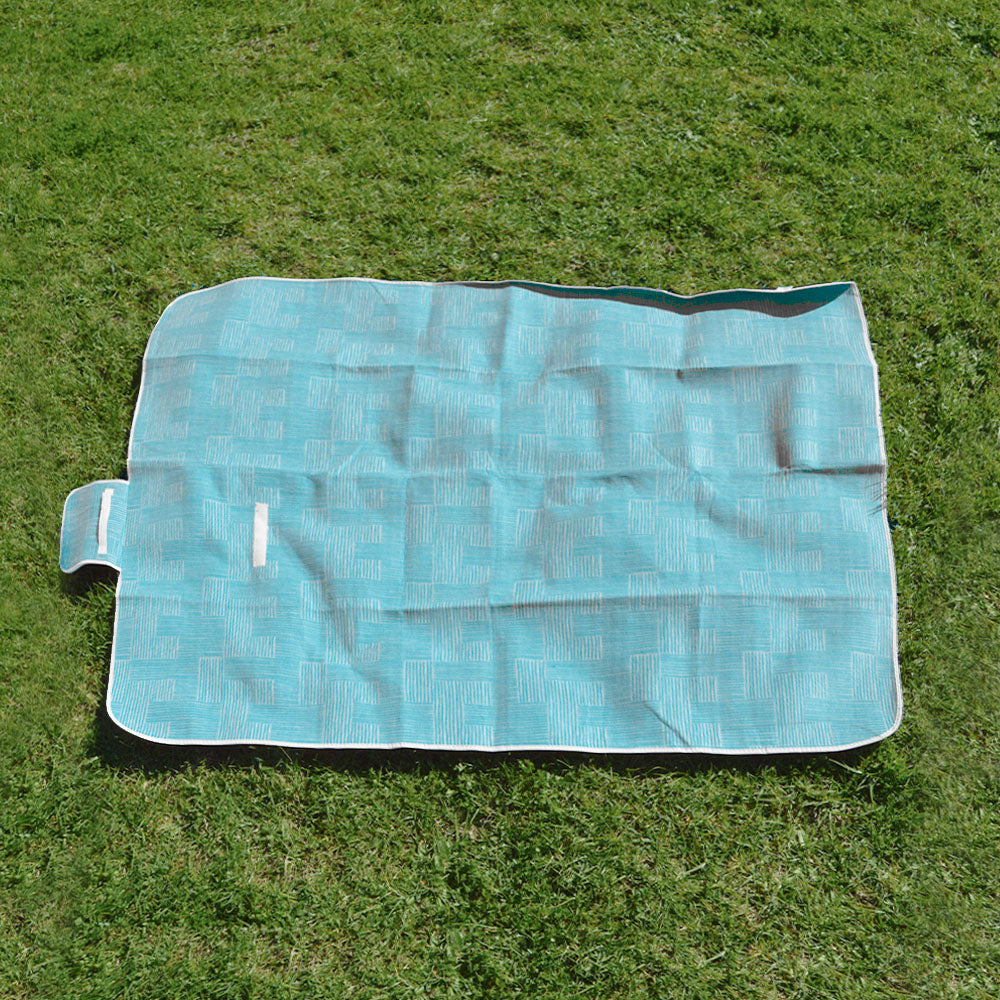 Foldable waterproof lining picnic blanket with handle can fit up to 4 people. This picnic blanket is designed with an underneath water-resistant layer. It folds into a small compact bag that has a handle which makes carrying easier. The picnic blanket is made of fleece which will keep you dry and warm. Size 130 x 150cm. Bags Direct wholesale online shop C34100070