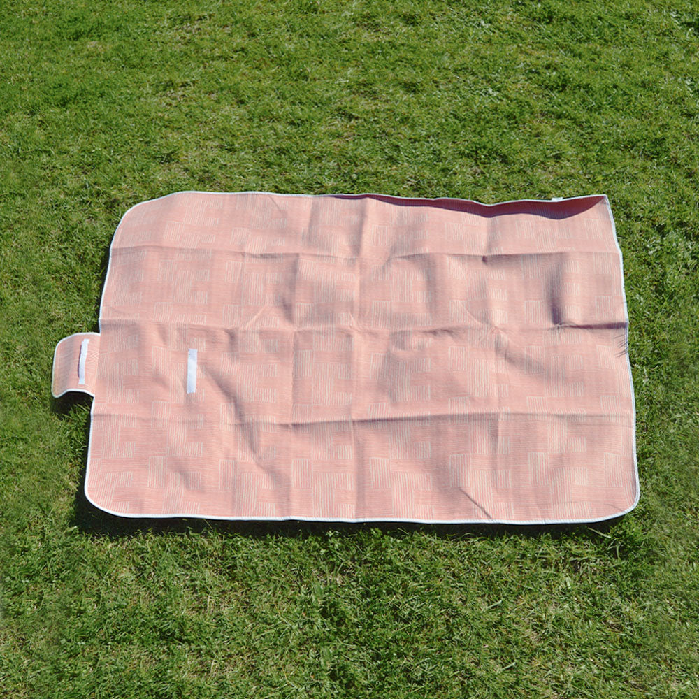 Foldable waterproof lining picnic blanket with handle can fit up to 4 people. This picnic blanket is designed with an underneath water-resistant layer. It folds into a small compact bag that has a handle which makes carrying easier. The picnic blanket is made of fleece which will keep you dry and warm. Size 130 x 150cm. Bags Direct wholesale online shop C34100070